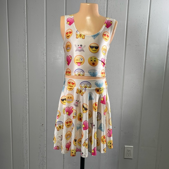 EMOJI Girl's Face Print 2 Pieces Skirt & Crop Top - Picture 1 of 8